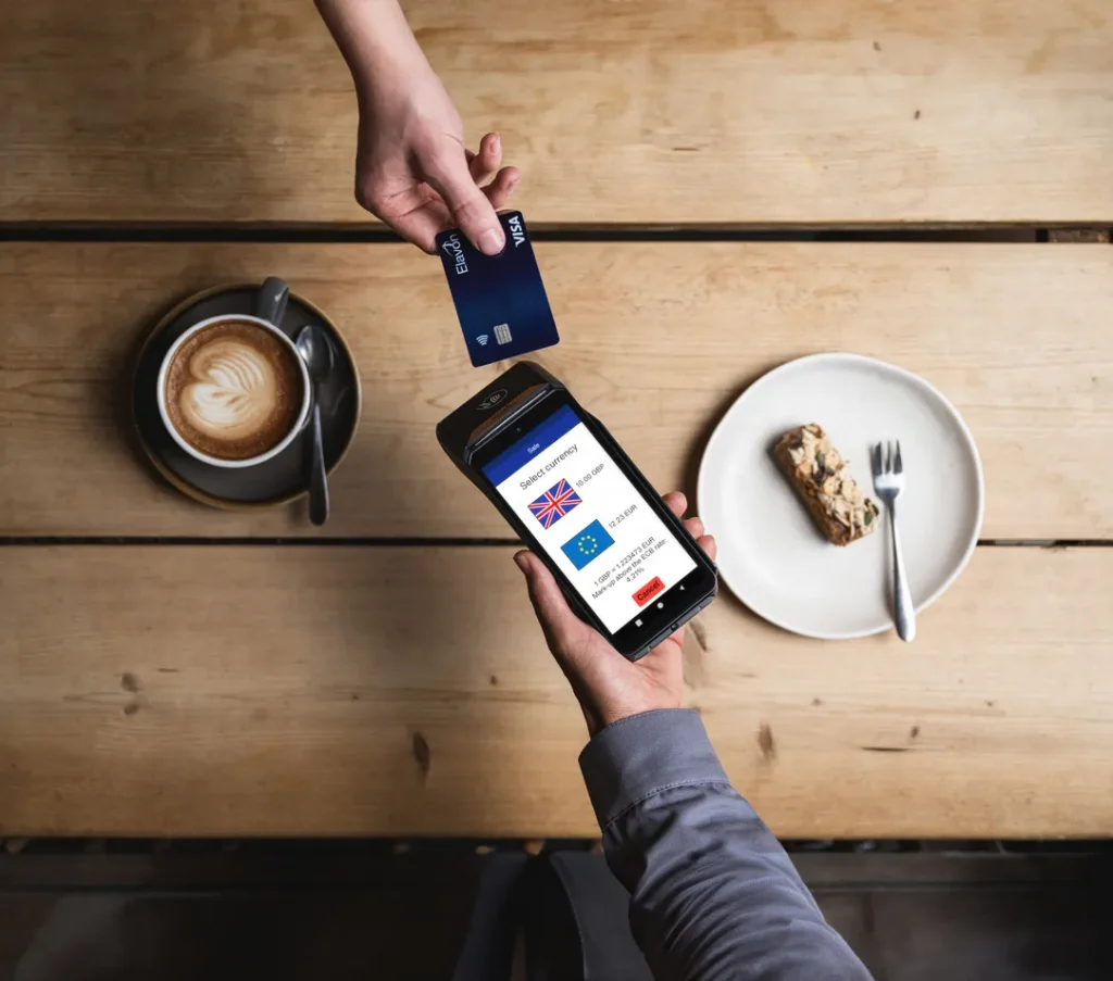Kontaktlose Kartenzahlung am Elavon DX8000 im Café