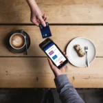 Kontaktlose Kartenzahlung am Elavon DX8000 im Café