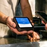 myPOS Flex Kartenterminal in der Hand