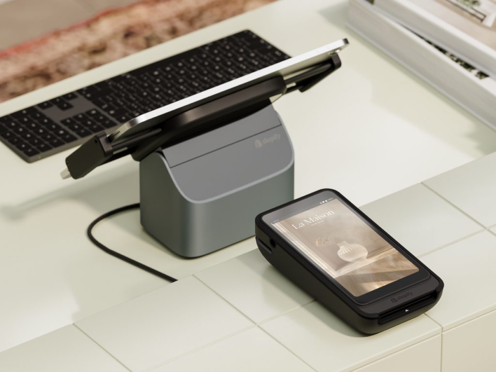 Shopify POS Terminal neben Kassen Tablet im Ständer
