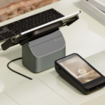 Shopify POS Terminal neben Kassen Tablet im Ständer
