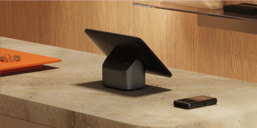Shopify POS Tablet auf der Ladentheke mit Kartenleser