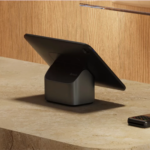 Shopify POS Tablet auf der Ladentheke mit Kartenleser