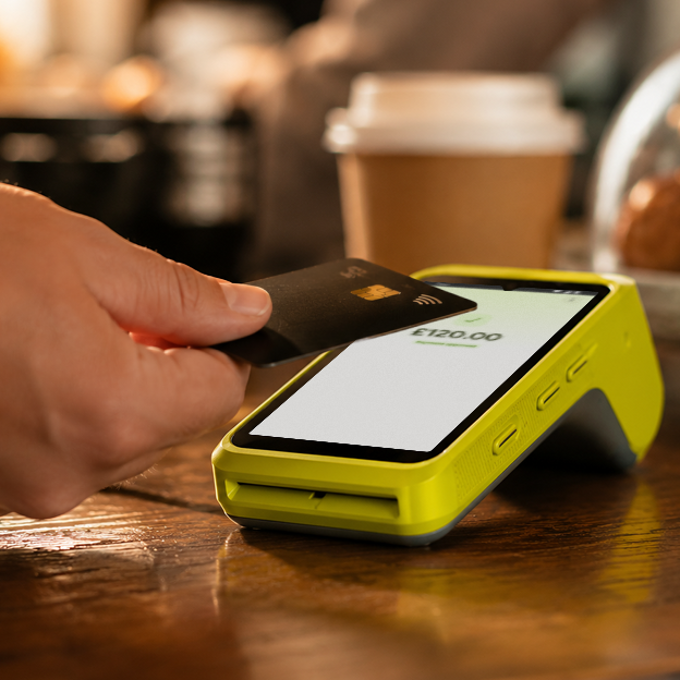 Kartenzahlung am Teya Terminal im Café