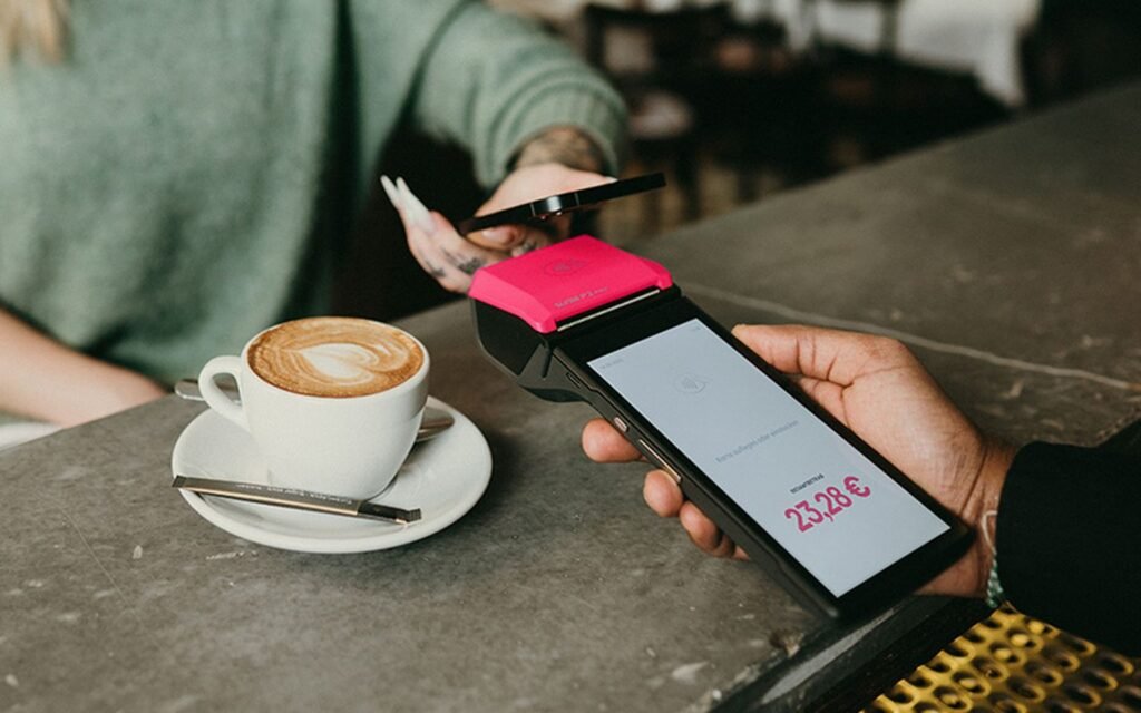 Kontaktlose Zahlung am Unzer Kartenterminal im Café