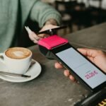 Kontaktlose Zahlung am Unzer Kartenterminal im Café