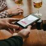 Unzer Kartenterminal bei der Zahlung am Tisch