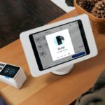 PayPal Reader neben iPad Kasse am Tresen